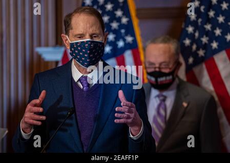 Le sénateur américain Ron Wyden D-OR, s'adresse à la presse en tant que chef de la majorité au Sénat Charles Schumer, D-NY, se penche sur les préparatifs de la destitution du procès de l'ancien président Donald Trump au Capitole des États-Unis à Washington, DC, le mardi 9 février 2021. Photo de Ken Cedeno/UPI Banque D'Images