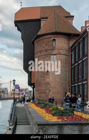 Gdansk, Pologne - 05.06.2017: Personnes passant par une ancienne grue en bois pour le chargement de navires à Gdansk, Pologne. Zuraw, symbole de Gdansk. Banque D'Images