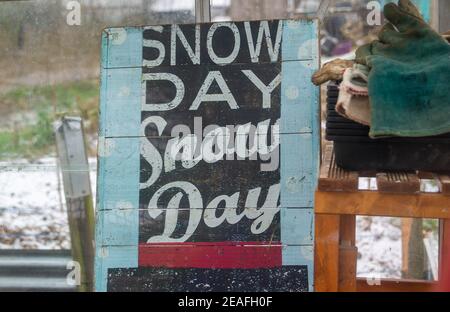 Eton Wick, Windsor, Berkshire, Royaume-Uni. 9 février 2021. Un panneau de jour de neige dans une serre. Il y a eu une légère dépoussiérage de neige cet après-midi au-dessus des allotissements d'Eton Wick, mais tous les producteurs de légumes ont été cachés dans le chaud à la maison car la température est restée inférieure à zéro toute la journée. Les températures plus tard cette semaine devraient être les plus froides en 10 ans. Crédit : Maureen McLean/Alay Live News Banque D'Images