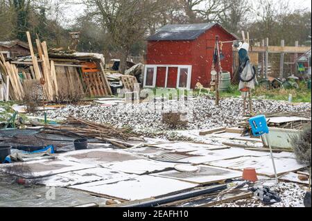 Eton Wick, Windsor, Berkshire, Royaume-Uni. 9 février 2021. Il y a eu une légère dépoussiérage de neige cet après-midi au-dessus des allotissements d'Eton Wick, mais tous les producteurs de légumes ont été cachés dans le chaud à la maison car la température est restée inférieure à zéro toute la journée. Les températures plus tard cette semaine devraient être les plus froides en 10 ans. Crédit : Maureen McLean/Alay Live News Banque D'Images