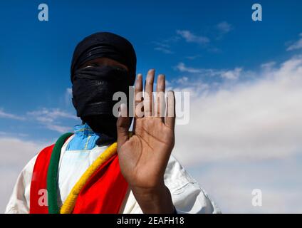 Tuareg homme agitant sa main, Tripolitaine, Ghadames, Libye Banque D'Images