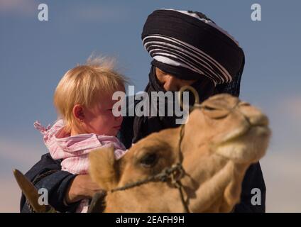 Portrait d'un tuareg avec une blonde de l'Ouest, Tripolitaine, Ghadames, Libye Banque D'Images