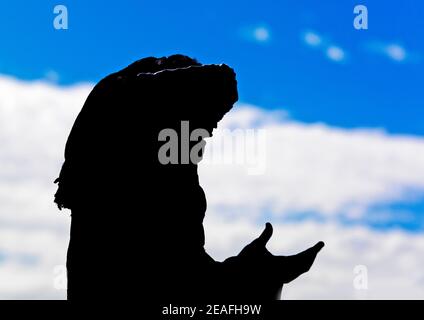 Portrait d'un tuareg en prière, Tripolitaine, Ghadames, Libye Banque D'Images