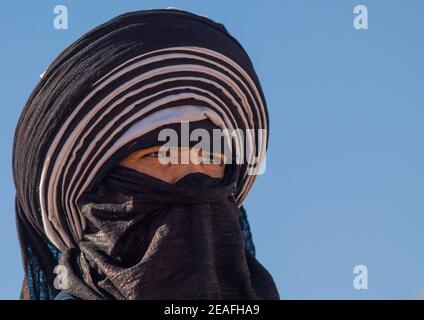 Portrait d'un tuareg dans des vêtements traditionnels contre le ciel, Tripolitania, Ghadames, Libye Banque D'Images