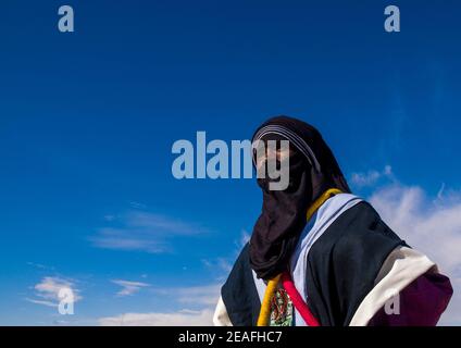 Portrait d'un tuareg dans des vêtements traditionnels contre le ciel, Tripolitania, Ghadames, Libye Banque D'Images