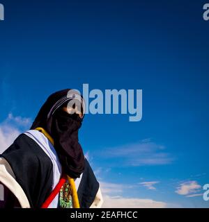 Portrait d'un tuareg dans des vêtements traditionnels contre le ciel, Tripolitania, Ghadames, Libye Banque D'Images