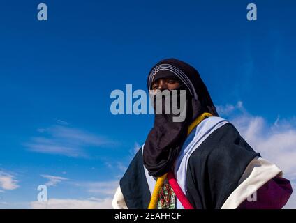 Portrait d'un tuareg dans des vêtements traditionnels contre le ciel, Tripolitania, Ghadames, Libye Banque D'Images