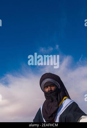 Portrait d'un tuareg dans des vêtements traditionnels contre le ciel, Tripolitania, Ghadames, Libye Banque D'Images