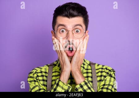 Photo portrait d'un gars impressionné touchant le visage joues isolées dessus fond violet vif Banque D'Images