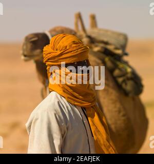 Portrait d'un tuareg avec son chameau, Tripolitaine, Ghadames, Libye Banque D'Images