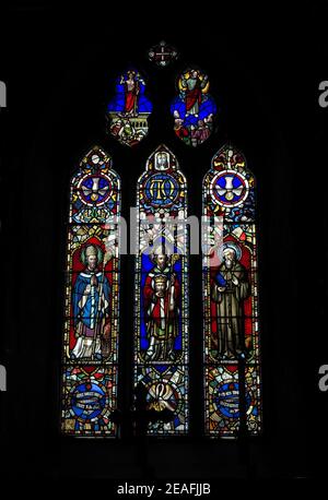 Vitraux, chapelle Saint-Cuthbert, intérieur de Farne, îles Farne, Northumberland, Angleterre, Royaume-Uni. Sont représentés ;- STS. Aidan, Cuthbert et Aethelwold Banque D'Images