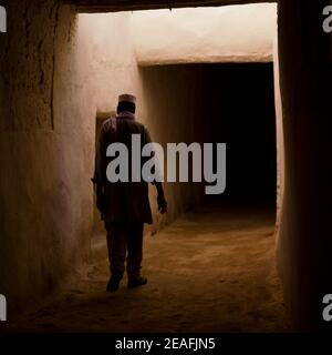 Un homme marchant dans les rues couvertes, Tripolitaine, Ghadames, Libye Banque D'Images