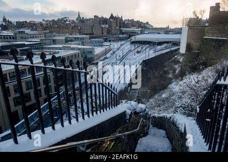 Vue sur un train partant de la gare de Waverley à Édimbourg après une tempête de neige Banque D'Images