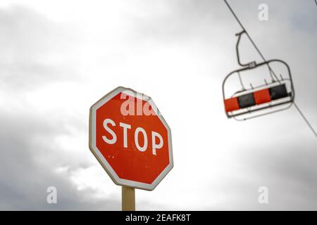 Février 2021, la Plagne France. Remontée mécanique fermée avec panneau d'arrêt devant. Banque D'Images