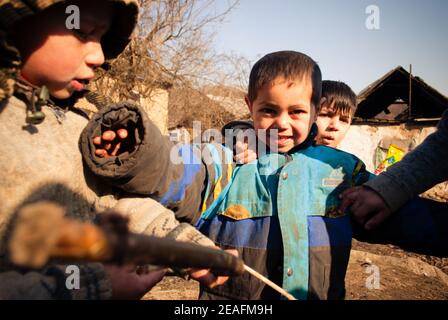 SEREDNIE, UKRAINE - 09 MARS 2011 : les enfants non scolarisés font des recherches sur le monde à leur manière Banque D'Images