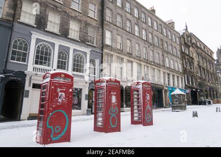 Les téléphones traditionnels rouges, maintenant laissés inutilisés, vus sur le Royal Mile à Édimbourg, en Écosse, au Royaume-Uni Banque D'Images