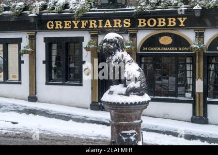 La statue de Greyfriars Bobby recouverte de neige Banque D'Images