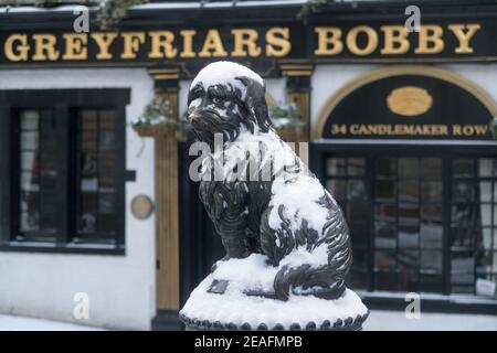 La statue de Greyfriars Bobby recouverte de neige Banque D'Images