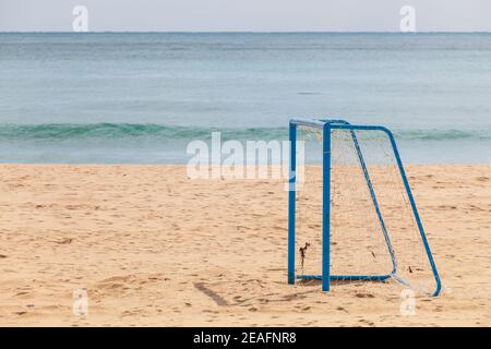 Un but de football bleu vide se trouve sur une plage de sable dans la ville de Busan, en Corée du Sud Banque D'Images