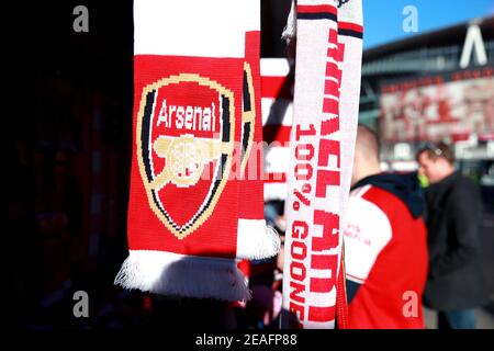 Photo du dossier en date du 18-01-2020 des foulards d'Arsenal vendus. Date de publication : le mardi 9 février 2021. Banque D'Images