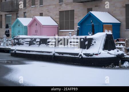 Barges couvertes de neige le long du canal Union à Édimbourg, au Royaume-Uni Banque D'Images