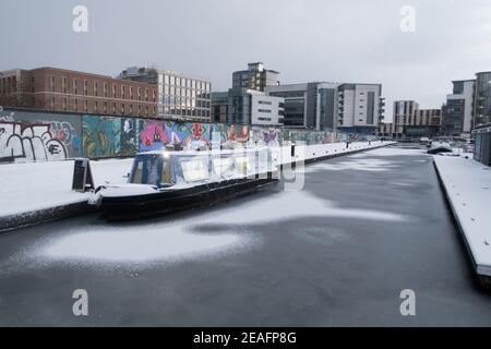 Barges couvertes de neige le long du canal Union à Édimbourg, au Royaume-Uni Banque D'Images