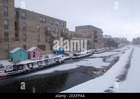 Barges couvertes de neige le long du canal Union à Édimbourg, au Royaume-Uni Banque D'Images