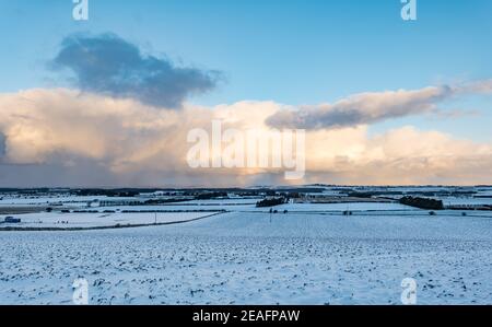 East Lothian, Écosse, Royaume-Uni, 9 février 2021. Météo au Royaume-Uni: Paysage rural de Lothian est avec des champs couverts de neige en hiver Banque D'Images