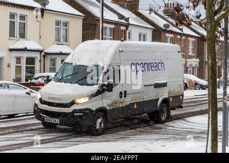 Fourgonnette OpenReach conduite à Southend sur la mer, Essex, Royaume-Uni, avec la neige de Storm Darcy sur la route. Conditions dangereuses. Fourgonnette Iveco. Utilitaire de communication Banque D'Images