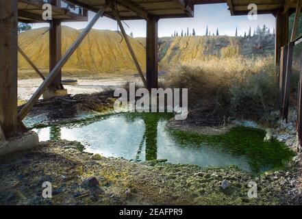 Bassin vert acide de déchets toxiques près de la mine de cuivre abandonnée de Kokkinogia à Mitsero, Chypre Banque D'Images