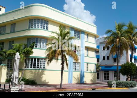 Vide et calme dimanche matin sur la célèbre Ocean Drive à Miami South Beach (Floride). Banque D'Images