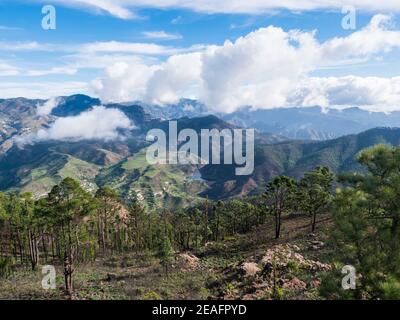 Vue panoramique depuis le sommet du parc naturel de Tamadaba avec des collines verdoyantes, des montagnes forestières et un lac de barrage. Gran Canaria, Îles Canaries, Espagne Banque D'Images