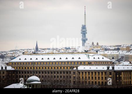 Panorama de Prague dans la neige - bâtiment du ministère des Transports et de la tour de télévision de Prague, à Prague, République tchèque, le 08 février 2021. (Photo CTK Banque D'Images