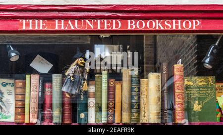 Hanté Bookshop Cambridge - vitrine dans le célèbre hanté Bookshop magasin de livres dans St Edwards passage dans le centre de Cambridge. Banque D'Images