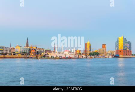Yachts modernes dans le port de hambourg avec le bâtiment elbphilharmonie, Allemagne. Banque D'Images
