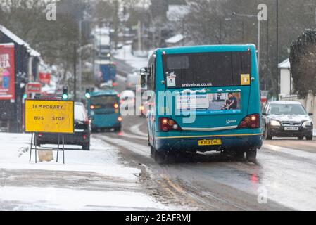 Service d'autobus d'Arriva sur une route glacée à Southend sur la mer, Essex, Royaume-Uni, avec la neige de Storm Darcy. Arrêt de bus temporaire. Autobus et véhicules en déplacement Banque D'Images