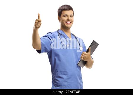 Un travailleur de la santé tient une planchette à pince et montre le pouce vers le haut isolé sur fond blanc Banque D'Images