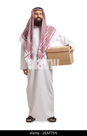 Portrait complet d'un arabe saoudien dans un tenir une boîte en carton isolée sur fond blanc Banque D'Images