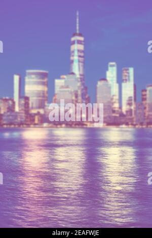 Image floue de la ville de New York au coucher du soleil, couleur appliquée, arrière-plan urbain abstrait. Banque D'Images