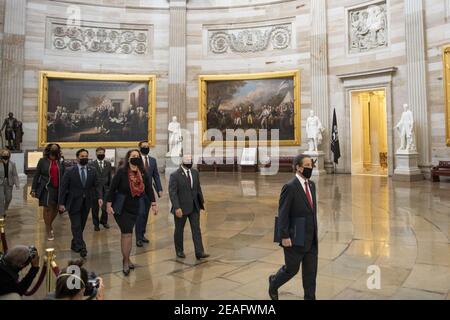 Les responsables de la mise en accusation, dirigés par le représentant américain Jamie Raskin (démocrate du Maryland), à droite, traversent la rotonde du Capitole jusqu'au Sénat, pour commencer le procès de mise en accusation de l'ancien président Donald Trump au Capitole des États-Unis à Washington, DC, le mardi 9 février 2021. Photo de Rod Lamkey / CNP /ABACAPRESS.COM Banque D'Images