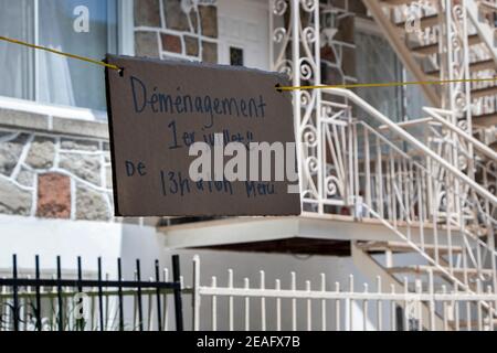 1er juillet 2020 - Montréal, QC, Canada : signe du jour de déménagement (jour du déménagement - 1er juillet en français) devant les appartements le jour de la fête du Canada Banque D'Images