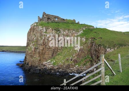 Le château de Duntolm du 14/15ème siècle donne sur le petit Minch L'île de Skye Ecosse Banque D'Images