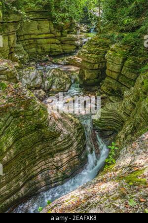 La rivière Garrafo coule rapidement et de façon écrasante entre les hautes parois du Gole del Garrafo. Gran Sasso et Monti della Laga National Park, Marche, I Banque D'Images