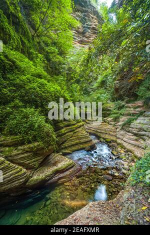 La rivière Garrafo coule rapidement et de façon écrasante entre les hautes parois du Gole del Garrafo. Gran Sasso et Monti della Laga National Park, Marche, I Banque D'Images