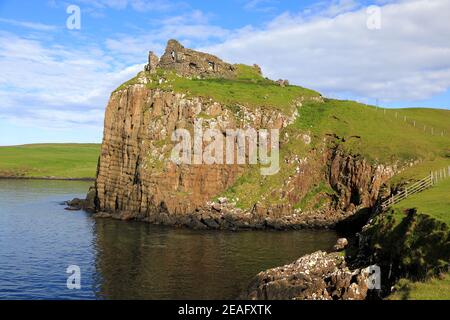 Le château de Duntolm du 14/15ème siècle donne sur le petit Minch L'île de Skye Ecosse Banque D'Images