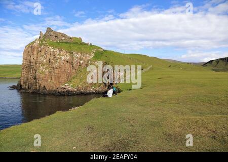 Le château de Duntolm du 14/15ème siècle donne sur le petit Minch L'île de Skye Ecosse Banque D'Images