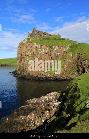 Le château de Duntolm du 14/15ème siècle donne sur le petit Minch L'île de Skye Ecosse Banque D'Images