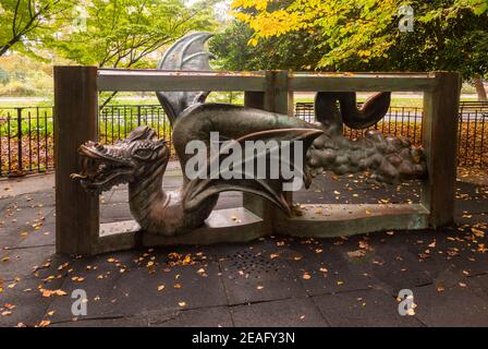 Sculpture de fontaine de dragon dans le terrain de jeu imagination à Prospect Park Brooklyn NYC Banque D'Images