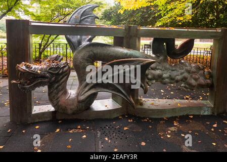 Sculpture de fontaine de dragon dans le terrain de jeu imagination à Prospect Park Brooklyn NYC Banque D'Images