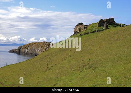 Le château de Duntolm du 14/15ème siècle donne sur le petit Minch L'île de Skye Ecosse Banque D'Images